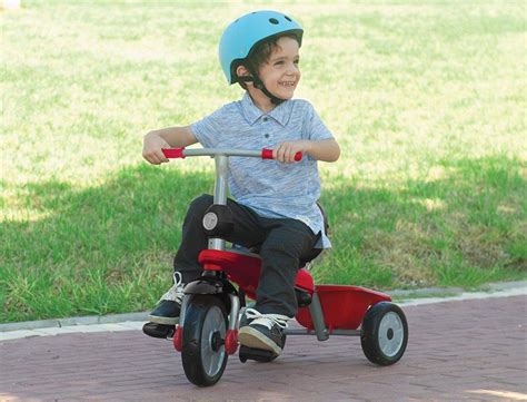 Niño con triciclo adaptado en un parque