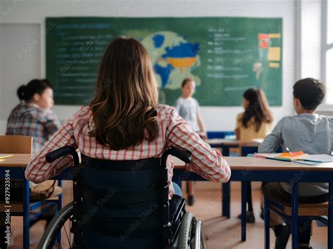 Estudiante en silla de ruedas participando en una clase universitaria.