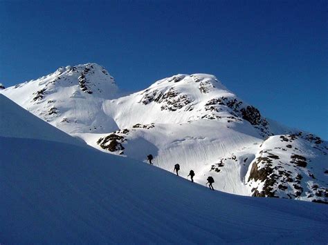 fotografía de guías de montaña en terreno invernal