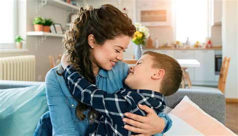 Foto de una madre interactuando con su hijo autista en un entorno de apoyo