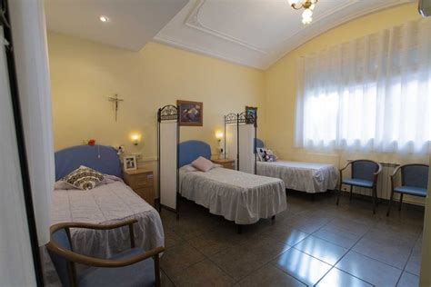 Fotos de habitaciones individuales y compartidas en un hogar de ancianos acogedor