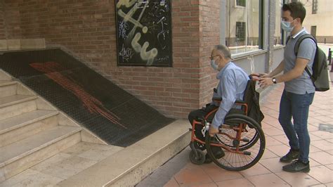 Fotografía de una calle con barreras arquitectónicas como escalones sin rampa, dificultando el acceso a una silla de ruedas.