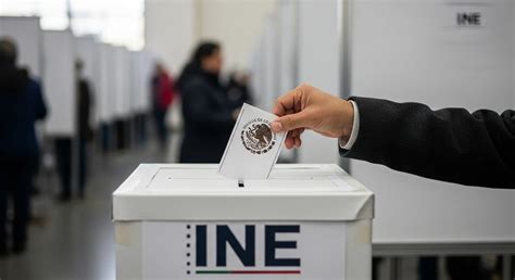 Infografía que detalla el proceso para emitir un voto en México, destacando el uso de la credencial INE.