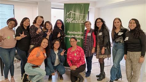 Foto de grupo de mujeres con discapacidad física participando en una actividad de apoyo mutuo o charla