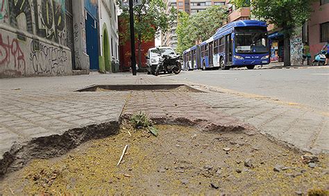 Fotografía de veredas en mal estado o con obstáculos en Chile