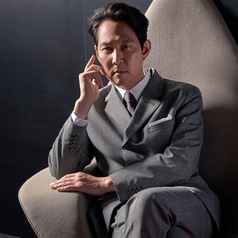 Lee Jung Jae en una pose formal