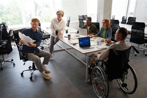 Personas diversas trabajando en una oficina inclusiva
