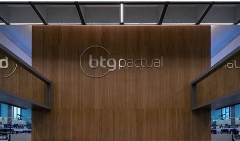 Vista de la sede principal de BTG Pactual en Chile o una representación de sus oficinas en el país