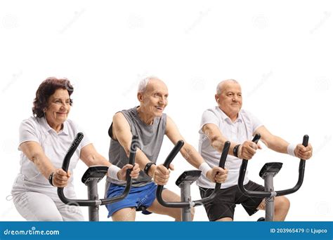 adulto mayor en bicicleta estática