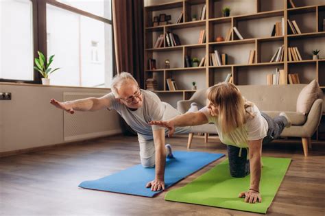 persona mayor haciendo estiramientos en casa