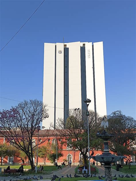 Fotografía de la fachada de un edificio municipal de la Región del Biobío con claras adecuaciones de accesibilidad, como rampas y barandillas