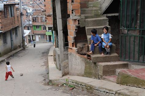 Niños en contextos vulnerables interactuando con adultos en un ambiente de apoyo y alegría