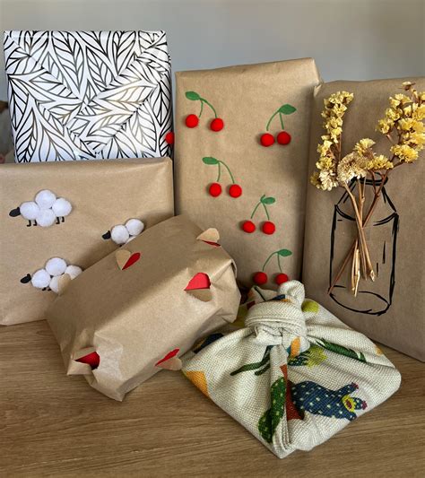 Imagen de regalos envueltos de forma ecológica con materiales reutilizables o naturales