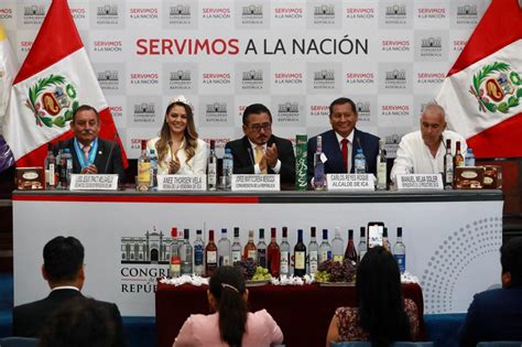 Andrés Santa Cruz en una conferencia de prensa sobre el sistema de pensiones