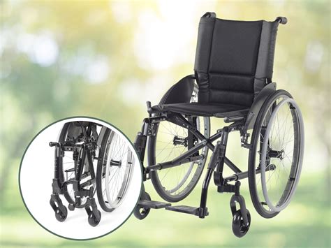 Persona en silla de ruedas utilizando un ascensor adaptado