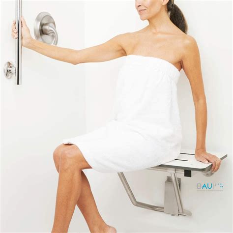 Asiento de ducha plegable en un baño accesible