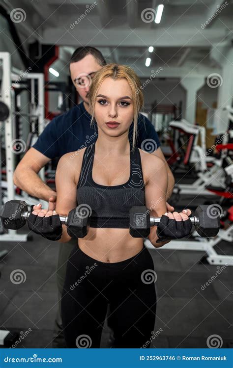 Entrenador personal trabajando con un adulto mayor
