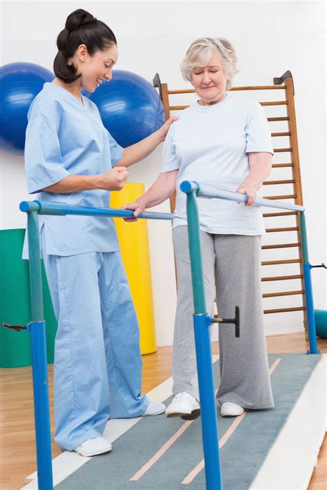 Persona mayor realizando ejercicios de rehabilitación vestibular