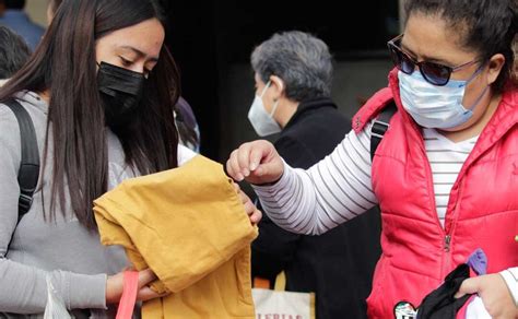 Foto de personas en situación vulnerable recibiendo ropa nueva.