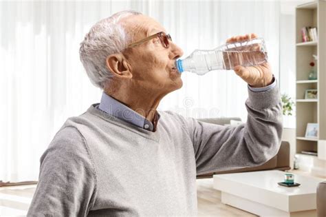 Foto de una persona mayor bebiendo agua