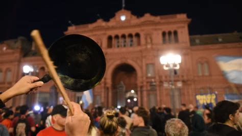 Imagen de un cacerolazo masivo en protesta por las pensiones