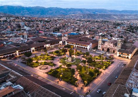 Vista panorámica de una iglesia colonial andina en el altiplano de Arica y Parinacota