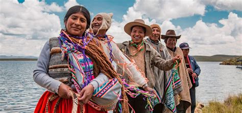 Mujeres y hombres mayores de comunidades andinas, algunos de ellos custodios de iglesias