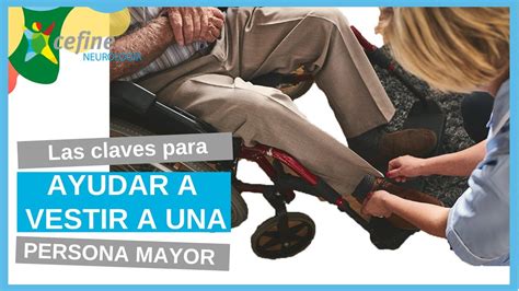 Foto de una persona mayor recibiendo apoyo en una tarea diaria, como vestirse o ir al médico, mostrando una interacción respetuosa.