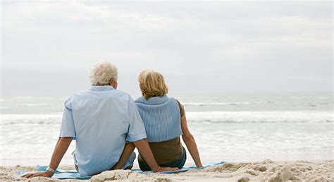 Ilustración de una pareja de jubilados disfrutando de un paisaje italiano.