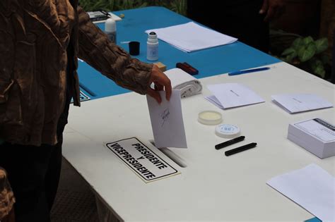Fotografía de voluntarios organizando mesas de votación para el plebiscito No + AFP