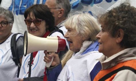 Fotografía de docentes jubilados manifestándose pacíficamente.