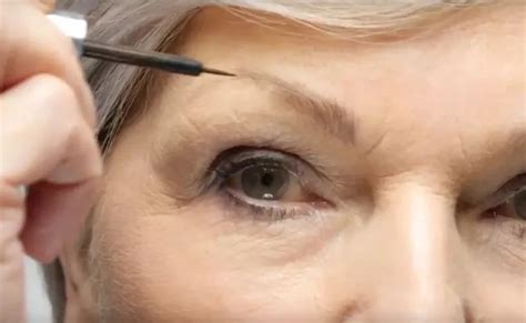 Maquillaje de cejas para personas mayores: rellenar y peinar