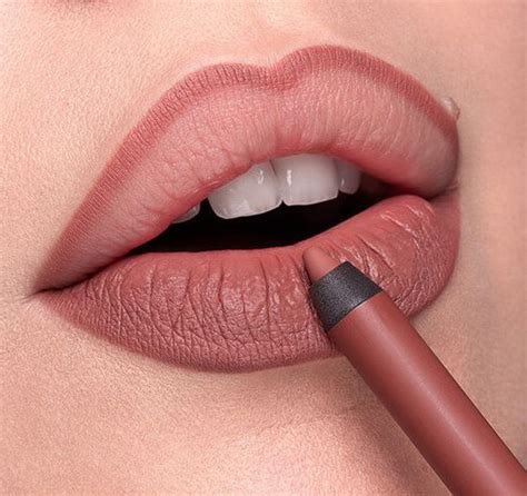 Maquillaje de labios para piel madura con delineador y labial nude