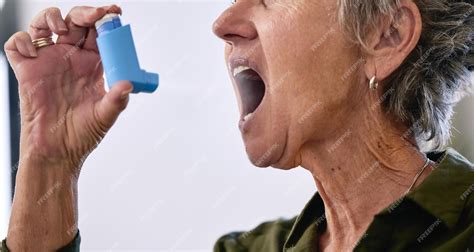 foto de una persona mayor usando un inhalador