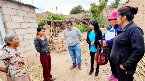 Foto: Familia en un barrio vulnerable de Santiago, Chile