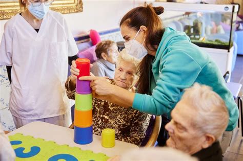 Esquema que muestra los beneficios multidimensionales de las actividades grupales en el adulto mayor: salud física, mejora cognitiva, estabilidad emocional y fortalecimiento de las relaciones sociales.