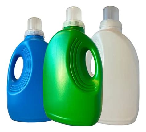Variedad de envases de detergentes en un supermercado
