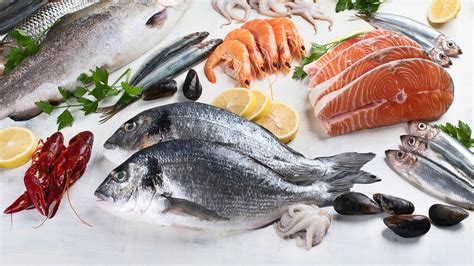 Imagen de una selección de pescados y mariscos bajos en mercurio.