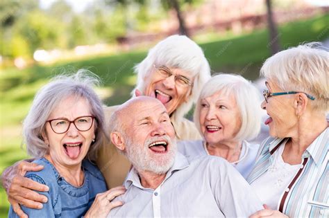 Grupo de personas mayores riendo y compartiendo en un club de lectura