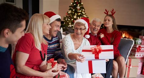 Imagen temática de personas mayores recibiendo beneficios o celebrando la navidad