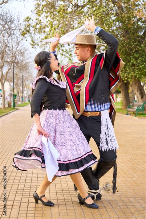 Fotografía de parejas de adultos mayores bailando cueca en un evento comunal