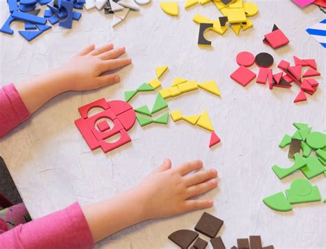 Ilustración de niños realizando actividades lúdicas de estimulación cognitiva