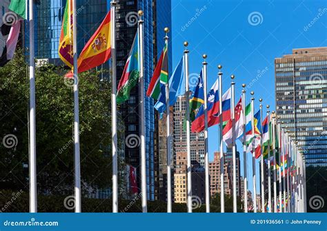 Sede de Naciones Unidas con banderas de los estados miembros