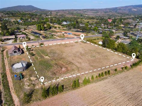 Foto panorámica de una parcela rural con una casa principal y una secundaria a lo lejos, rodeadas de naturaleza