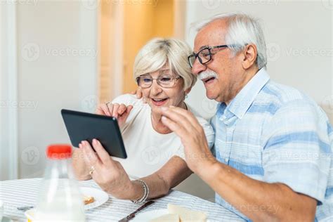 Foto temática: Adulto mayor utilizando una tablet para videollamada