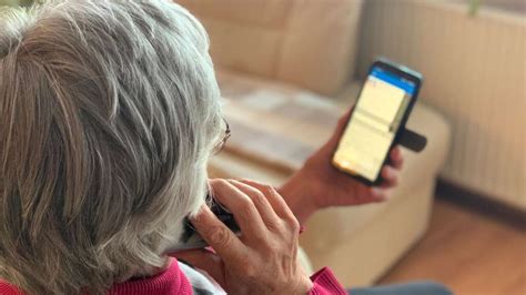 Esquema: Factores que influyen en la brecha digital de adultos mayores