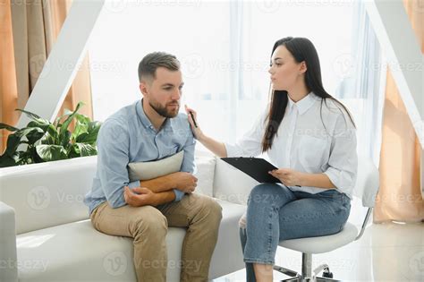 Foto de un psicólogo estableciendo rapport con un consultante