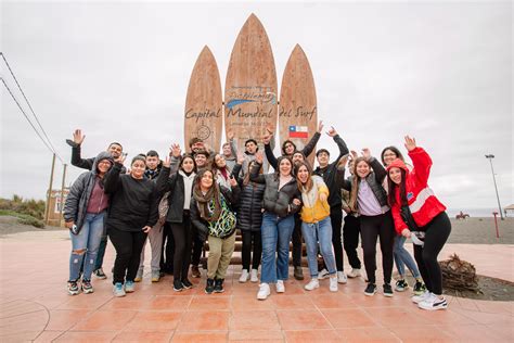 Jóvenes beneficiarios del programa Gira de Estudio de Sernatur visitando un atractivo turístico en la Región de Coquimbo.