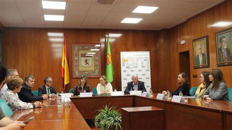 Fotografía del acto de firma del convenio entre representantes del Instituto Santo Tomás y la Unión Comunal de Clubes de Adultos Mayores.