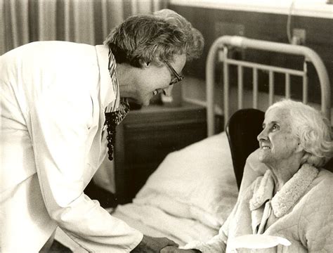 Cicely Saunders conversando con una paciente en St Christopher's Hospice
